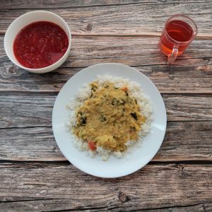 Zdjęcie przedstawia Dietę łatwostrawną  Barszcz czerwony z ziemniakami Ryż na sypko Sos z tofu i warzywami do risotto dieta Kompot owocowy z jabłkami